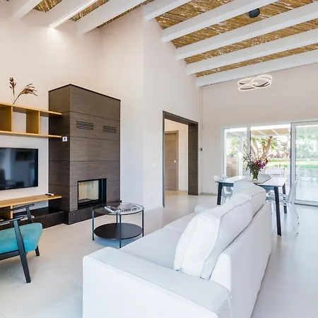 فيلة Dione Al Mare *