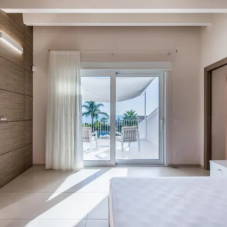 فيلة Dione Al Mare دونّالوكاتا